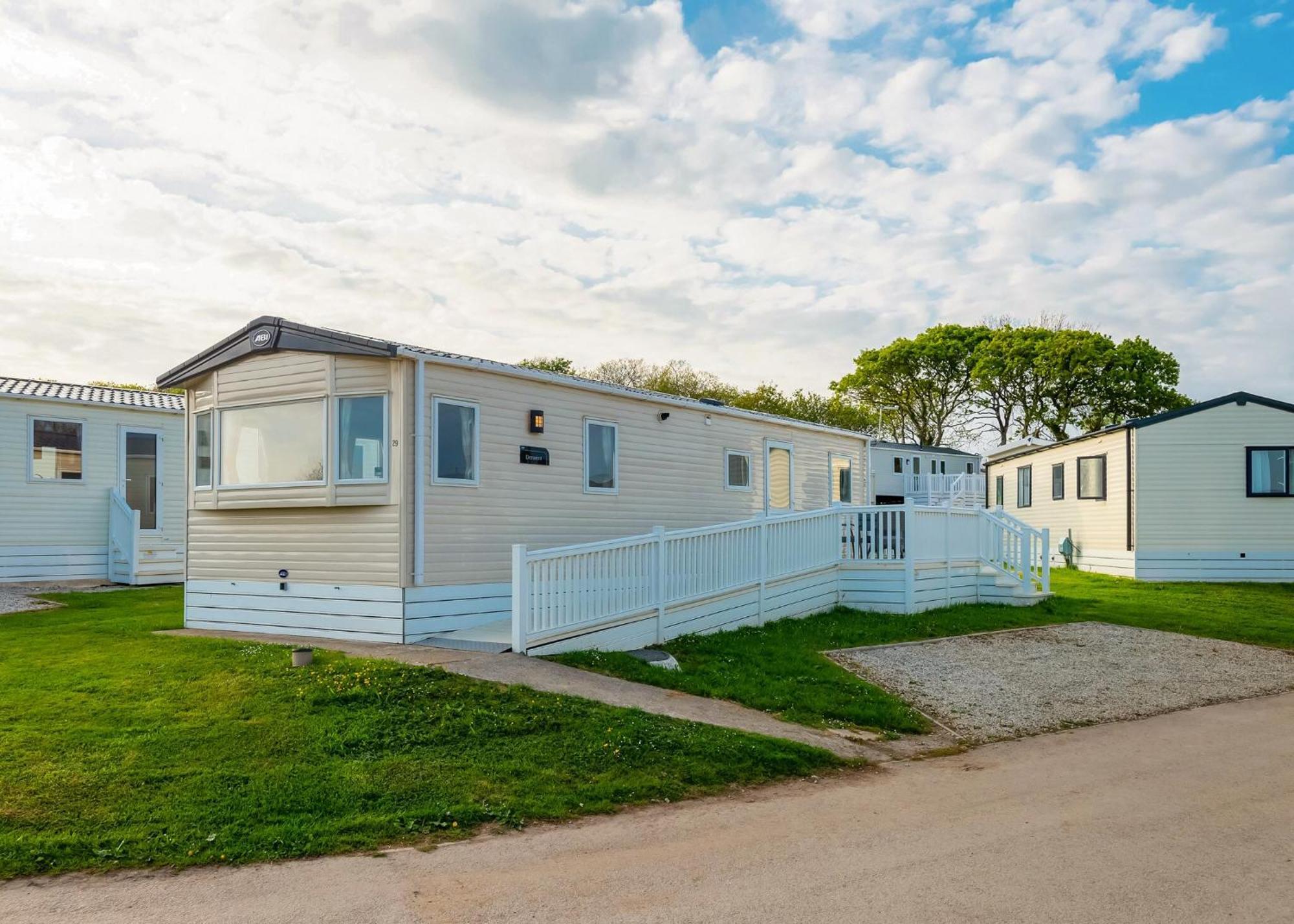 Meadow Lakes Holiday Park Сент-Остел Экстерьер фото